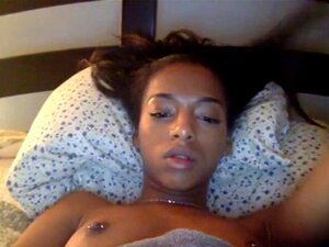 Chatte noire infatuée montrant une femme. Attisante pute amateur