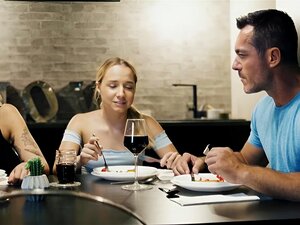 Ophelia Dust beau-père baise sa meilleure amie Mona Blue à ses