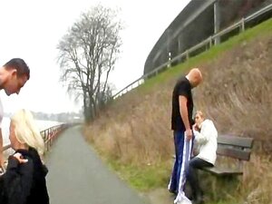 Des salopes amateurs chaudes sucent et baisent en plein air