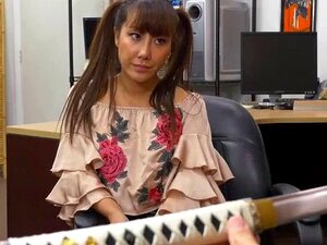 La mignonne asiatique super chaude Tiffany suce une énorme