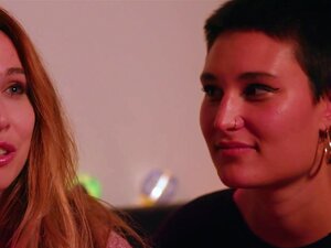 Ersties - Un couple lesbien se doigte tour à tour