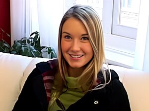 Une adorable blonde amateur se frotte la chatte imberbe