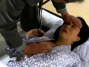 Une MILF japonaise bien en chair fait une pipe