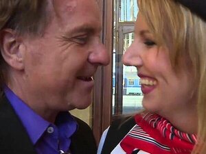 L'hôtesse de l'air se fait baiser durement son trou du cul serré