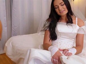 Regarde RIM4K. Une nana heureuse attire son marié dans le sexe