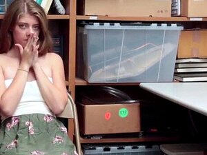 Mauvaise nouvelle : une mignonne suce une bite. Mauvaise nouvelle :