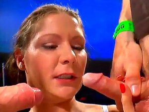 Regarde une belle belle-mère chevaucher la bite bien L'ami de son