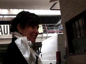 Sexe de groupe avec trois MILF