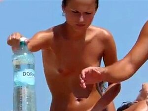 Plage Nue - Petites Seins Vulve Parfaite. Plage de vulve Nue - Petite