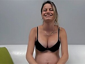 Regardez une blonde enceinte séduire et tromper son petit ami dans
