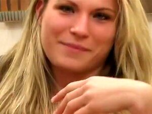La mignonne babe Harmony se fait baiser par des mecs, Rod et Jay sont