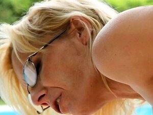 Vieux cul de cougar se fait remplir de sperme. Vieux cul de couguar se