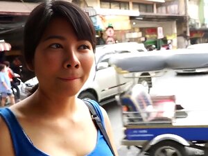 TukTukPatrol Chérie Thaïlandaise aux Gros Seins Ramassée et Baisée
