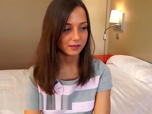 Brune maigre dans une session de casting anal profond,