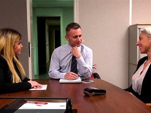 La secrétaire aux gros nichons se fait pénétrer profondément le