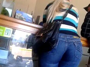 La blonde la plus chaude, gros cul marié, jean, se fait baiser le cul