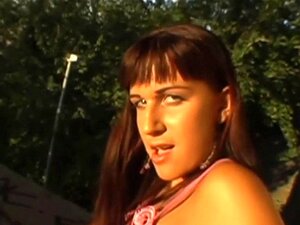 Délicieuse baise en plein air. Une nana sexy se fait percer sa chatte