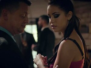 Un homme d'affaires musclé provoque et baise une escort mignonne en