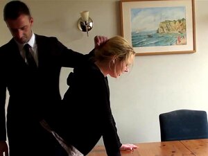 Gorge baisée par un soumis britannique jusqu'à ce qu'il soit rouge