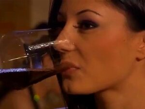 Brune italienne sexy et fumante