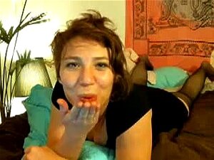 Cette salope rousse mature adore baiser et sucer ses sextoys sur