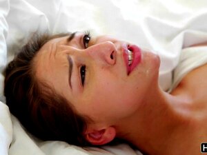 Grosse bite pour la mince Sara Luvv. Énorme bite pour la mince Sara