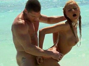 Sexe sur la plage avec une blonde et éjaculation faciale