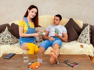 Une fille sexy baise avec son propre demi-frère qui gagne le pari