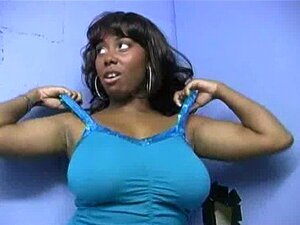 Gloryhole lance la babe ébène 3