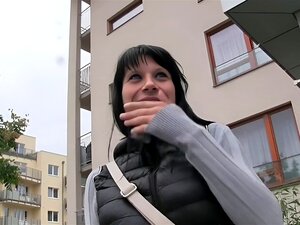 Une amatrice européenne aux cheveux noirs s'est rendue dans un