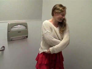 La plantureuse Lili se masturbe dans la salle de bain