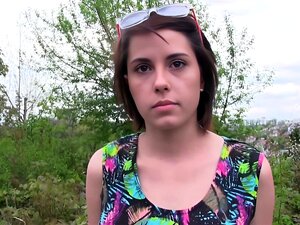 Étudiante tchèque à gros seins baisée dans un parc