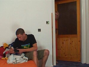 Belle-mère cachée baisant dans la pièce d'à côté. Belle-mère