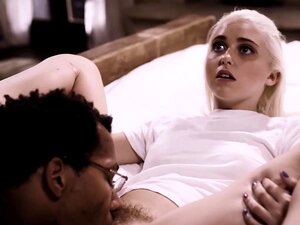 La petite blonde aveugle Chloe Cherry se fait baiser par un gros