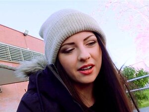 Une écolière italienne cochonne baise en plein air. Un inconnu parle