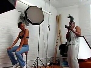 Poses chaudes ébène pour la modélisation nue. Strokahontas a gagné