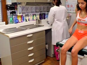 Voyez de jeunes étudiantes, Aria Nicole et Blaire Celeste, passer par