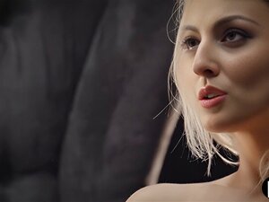 Un mec méchant était là pour satisfaire une petite blonde excitée