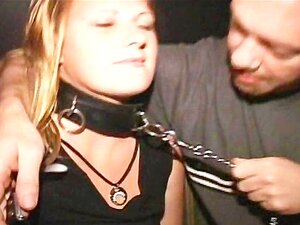 Petite salope en laisse se fait tremper de sperme