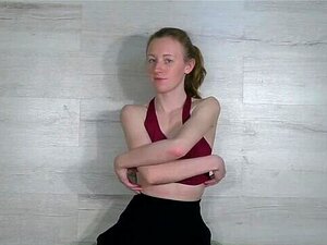 Emma Fantasy se masturbe sur sa chaise verte