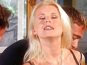 Sandra Russo - Belle blonde baisée dans un bar