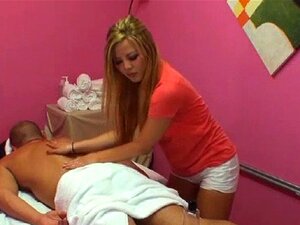 Sexe fascinant pendant un massage. Une femme fascinante organise du