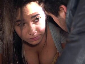 La bonne courbée attachée se fait baiser. Quand le mec Small Hands a