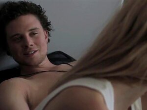 Ashley Hinshaw nue - À propos de Cherry, Ashley Hinshaw nue - À