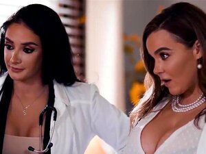 Les docteurs de belles-mères vérifient la santé de leurs