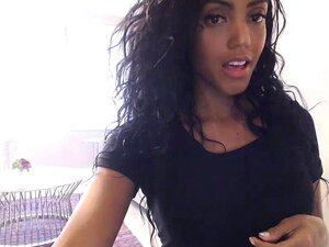 Regardez cette magnifique beauté noire faire un spectacle rien que