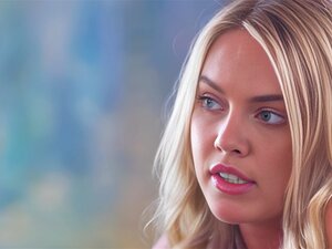 L'incroyable artiste blonde au gros cul Rachel Harris a posé