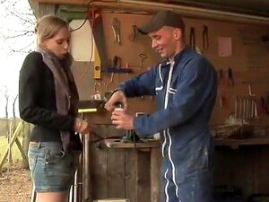 Cette mignonne blonde très sexy va chauffer notre ouvrier, qui se