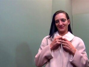 Une nympho tchèque Stellar se fait tenter dans le centre commercial