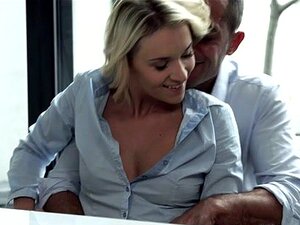 Angel Piaff dans Comme le vent, Scène #01 - 21Naturals. Elle est